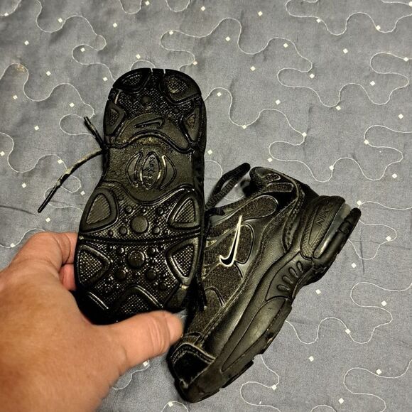 Nike black shoes size 4C - Picture 4 of 5